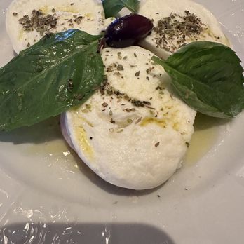 Olio E Limone Ristorante - Mozzarella di Buffala con Pomodoro e Basilico - Italian Near Me - Santa Barbara, California Olio E Limone Ristorante - Mozzarella di Buffala con Pomodoro e Basilico - Italian Near Me - Santa Barbara, California