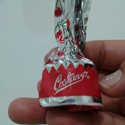 Chocolates rellenos de cereza con licor, el señor los trae de San Luis