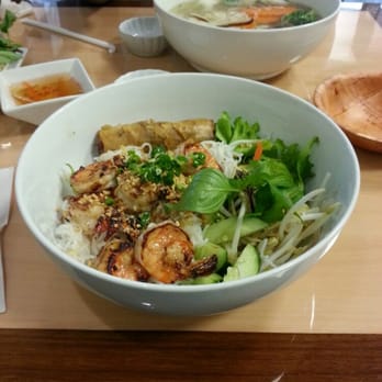 Mama Pho - Bun with shrimp and a spring roll - Vietnamese Near Me - Honolulu, Hawaii