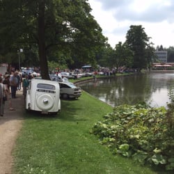 Oldtimer-Treffen am Winsener Schloss - Kleiner See am Schlossplatz, Oldtimer überall