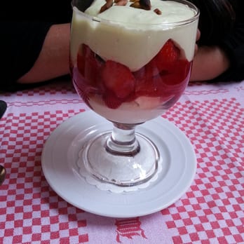 La Fontaine de Mars - Pistachio and Vanilla ice cream with fresh strawberries and topped off with fresh crushed pistachios - French Near Me - Paris, 75
