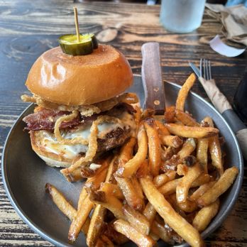 Broderick - JOHNNY CASH with garlic aioli and garlic fries - Burgers Near Me - Walnut Creek, California