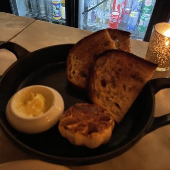 Peter Pan Bistro - Bread, butter, garlic - Canadian (New) Near Me - Toronto, Ontario