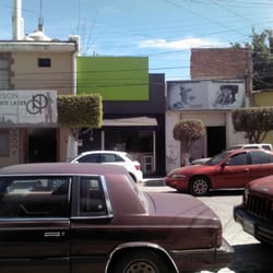 Tuktuk Oriental Wok - Fachada, es el local de color verde