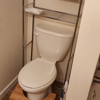 Island Moving - Stuff left behind for no obvious reason, including the free-standing shelf behind the toilet. - Movers Near Me - Grand Island, Nebraska Island Moving - Stuff left behind for no obvious reason, including the free-standing shelf behind the toilet. - Movers Near Me - Grand Island, Nebraska