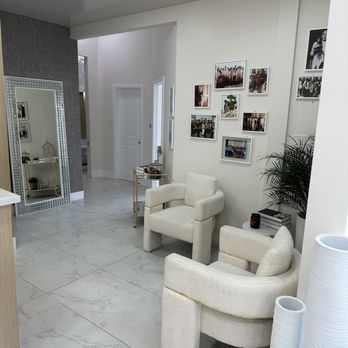 Lashes De Anna - waiting area - Makeup Artists Near Me - Burbank, California Lashes De Anna - waiting area - Makeup Artists Near Me - Burbank, California