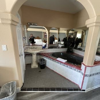 Colony Inn - Jacuzzi - Hotels Near Me - North Hollywood, California