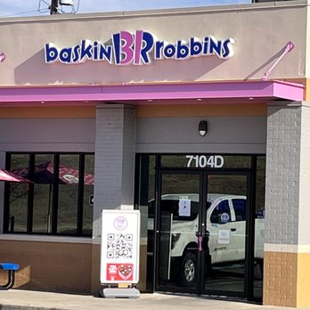 Baskin Robbins - the outside of a restaurant - Ice Cream & Frozen Yogurt Near Me - Victoria, Texas