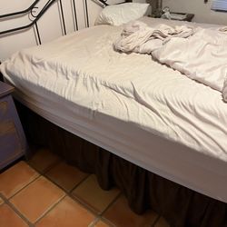 All Seasons Resort Lodging - Quail run master bed with peculiar smaller pad