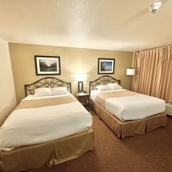 Travelodge by Wyndham Hawthorne - Comfy and clean beds. Updated lamps with USB plug jns
