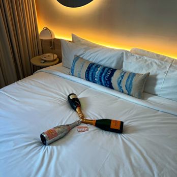 Hotel Greystone - The bed its comfy! - Hotels Near Me - Miami Beach, Florida