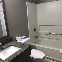 Super 8 by Wyndham Mansfield - The clean bathroom