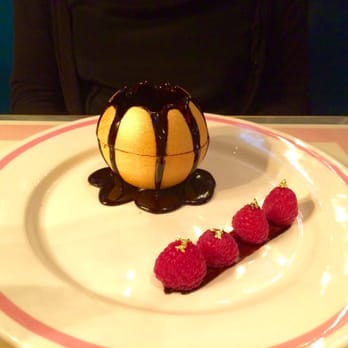 Bob Bob Ricard - BBR signature chocolate glory, chocolat jivara mousse, brownie au chocolat, meringue et gelée à l'orange et fruis de la passion - British Near Me - Soho, XGL