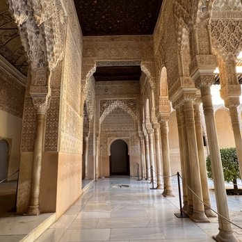 La Alhambra y El Generalife - Landmarks & Historical Buildings Near Me - Granada, GR La Alhambra y El Generalife - Landmarks & Historical Buildings Near Me - Granada, GR