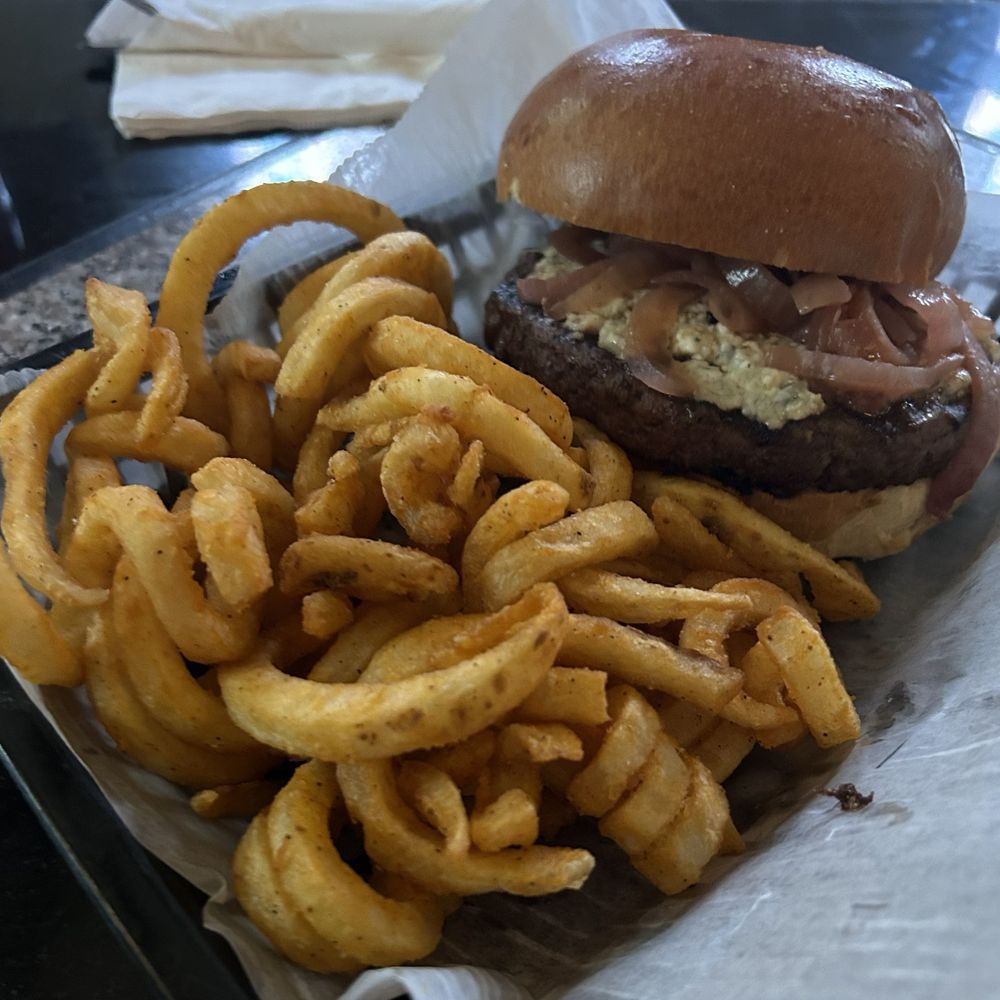 Black & blue Burger w/curly fries Black & blue Burger w/curly fries