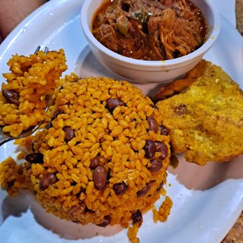 Metropol Restaurant & Bar - Ropa vieja con tostones y arroz mamposteado. - Cuban Near Me - Barceloneta, Puerto Rico