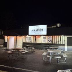 Ry & Howies - Front of the establishment.