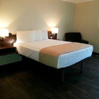Shale Lodge Three Rivers - Guest bedroom - Hotels Near Me - Three Rivers, Texas Shale Lodge Three Rivers - Guest bedroom - Hotels Near Me - Three Rivers, Texas