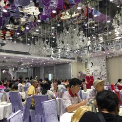 煌府婚宴專門店 - Looks fancy but carpet needs a deep clean