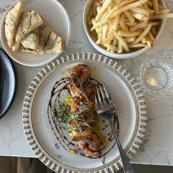 Bistro Koz - Shrimp, gf bread, fries with herbs - Mediterranean Near Me - Magog, Quebec