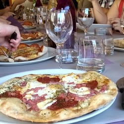 La pizzaiola - Notre tablée et ma pizza Fouquet's : base crème, lardons, œuf, chèvre et chorizo.