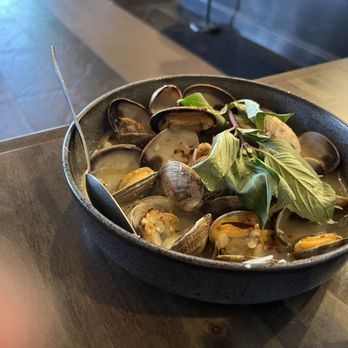 Amazing Basil - Clams Yummie sauce w pepper - Asian Fusion Near Me - Fremont, California