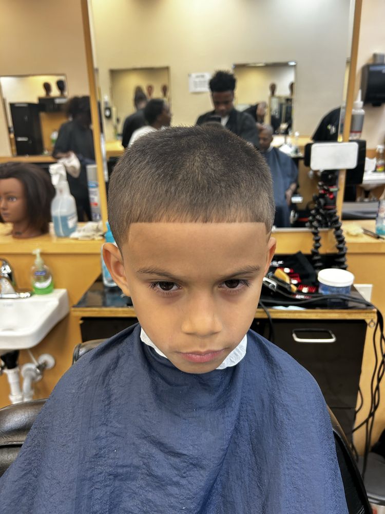 Upper ClassMan Cuts & Grooming Bar Logo