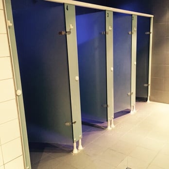 Basic-Fit Sint-Niklaas August de Boeckstraat - 4 automatische douches waarvan 1 koude(van toen er nog sauna was). - Gyms Near Me - Sint-Niklaas, VOV