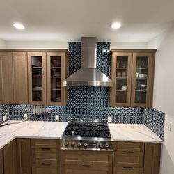 Cabinets, range, hood, backsplash