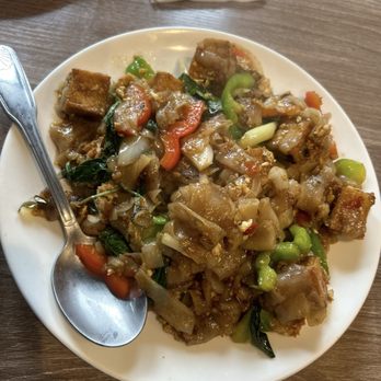 Lucky Thai Cuisine - Drunken Noodle with Tofu - Thai Near Me - Ventura, California Lucky Thai Cuisine - Drunken Noodle with Tofu - Thai Near Me - Ventura, California