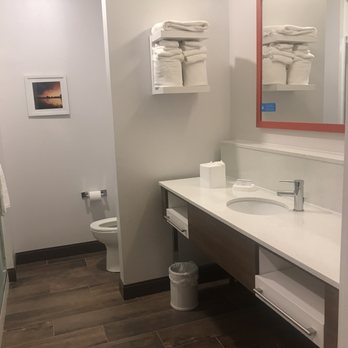 Hampton Inn & Suites Culpeper - Bathroom - Hotels Near Me - Culpeper, Virginia Hampton Inn & Suites Culpeper - Bathroom - Hotels Near Me - Culpeper, Virginia