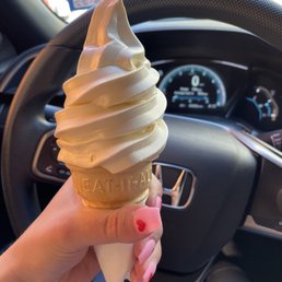 Golden vanilla cake cone Golden vanilla cake cone