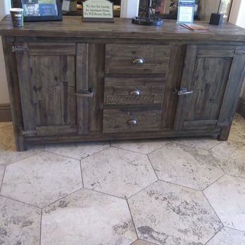Broadstone Desert Sky - The table in the entrance. - Apartments Near Me - Phoenix, Arizona
