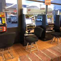 P & L LaunderLand - Video slot machines in front