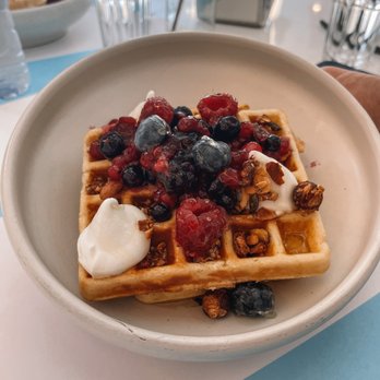 Leitaria Lisboa - Fruit & Waffle - Cafes Near Me - Lisbon, 11
