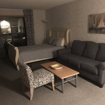 Beachcomber Resort - Big room, dated furnishings. Nice hot shower! - Hotels Near Me - Montauk, New York