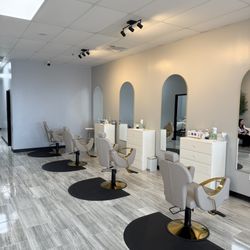 Baha Beauty Bar - Working stations