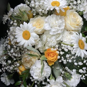Fena Flowers - Centerpiece from above - Florists Near Me - Kirkland, Washington Fena Flowers - Centerpiece from above - Florists Near Me - Kirkland, Washington
