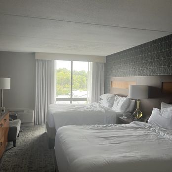 DoubleTree by Hilton Hotel Pittsburgh - Green Tree - Room - Hotels Near Me - Pittsburgh, Pennsylvania