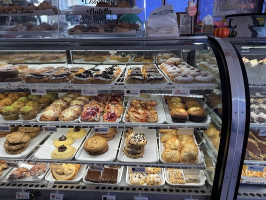 Aldo's Bakery by null