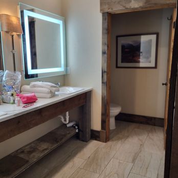 Eaglescape Suites - Master bathroom and restroom has it's own door for privacy - Hotels Near Me - Miles City, Montana