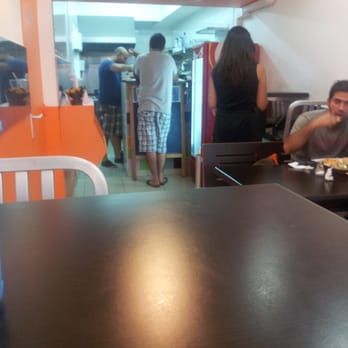 Sahtein - Pas très jolie comme prise de vue, mais on voit bien la cuisine très ouverte où de merveilleuses choses se cuisinent... - Lebanese Near Me - Marseille, 13