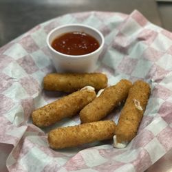 Leo's Chicago Grill - Mozzarella sticks