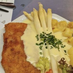 Gasthaus Lamm - Schnitzel mit Spargel
