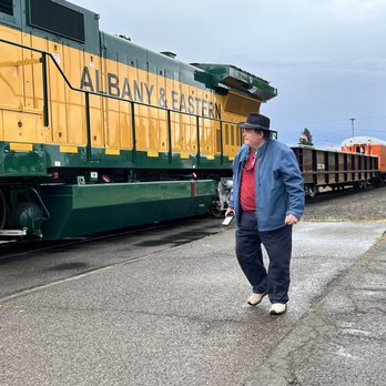 Santiam Excursion Trains - Train and husband - Trains Near Me - Lebanon, Oregon Santiam Excursion Trains - Train and husband - Trains Near Me - Lebanon, Oregon
