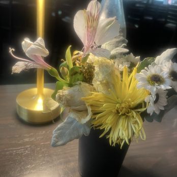 LowCountry Steak - Dead flowers on table - Southern Near Me - Atlanta, Georgia LowCountry Steak - Dead flowers on table - Southern Near Me - Atlanta, Georgia