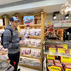 鉅記手信 - Cart is full of cookies but fresh jerky!