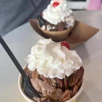 Sundae World - Turtle sundae - Ice Cream & Frozen Yogurt Near Me - Lansdale, Pennsylvania Sundae World - Turtle sundae - Ice Cream & Frozen Yogurt Near Me - Lansdale, Pennsylvania