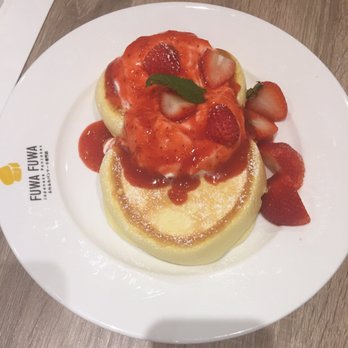 Fluffy Fluffy Dessert Cafe - Strawberry pancake - Desserts Near Me - Toronto, Ontario