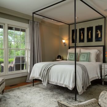 Glen Gordon Manor - Luxurious bed by large window in the Fyvie room - Bed & Breakfast Near Me - Huntly, Virginia
